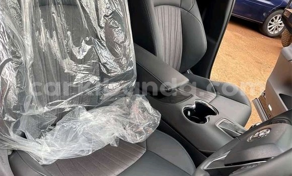 Gura Yakoze Toyota Harrier Black Imodoka i Kampala mu Uganda Gura Yakoze Toyota Harrier Black Imodoka i Kampala mu Uganda