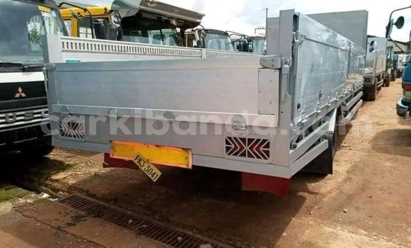Gura Yakoze Fuso Fighter Silver Ikamyo i Kampala mu Uganda Gura Yakoze Fuso Fighter Silver Ikamyo i Kampala mu Uganda