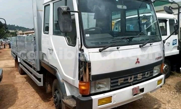 Gura Yakoze Fuso Fighter Silver Ikamyo i Kampala mu Uganda Gura Yakoze Fuso Fighter Silver Ikamyo i Kampala mu Uganda