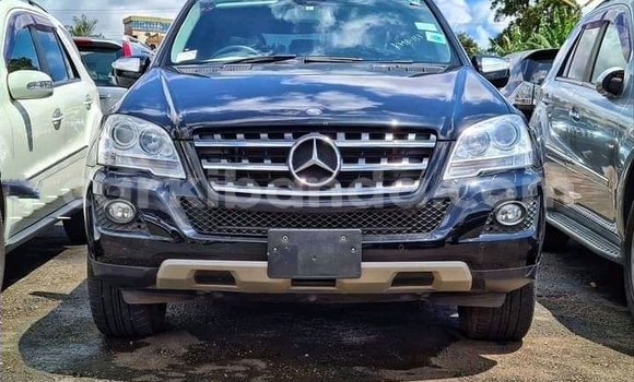 Nunua Ilio tumika Mercedes‒Benz ML–Class Nyeusi Gari ndani ya Kampala nchini Uganda