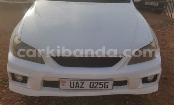 Nunua Ilio tumika Toyota Altezza Nyeupe Gari ndani ya Kampala nchini Uganda