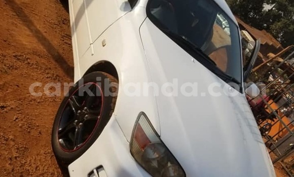 Gura Yakoze Toyota Altezza White Imodoka i Kampala mu Uganda Gura Yakoze Toyota Altezza White Imodoka i Kampala mu Uganda