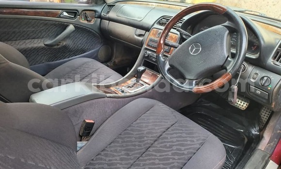 Gura Yakoze Mercedes-Benz E-Classe Red Imodoka i Kampala mu Uganda Gura Yakoze Mercedes-Benz E-Classe Red Imodoka i Kampala mu Uganda
