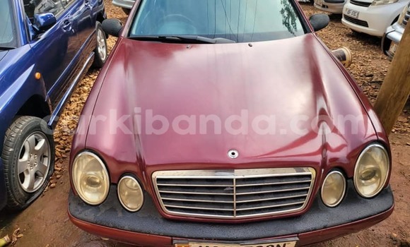 Gura Yakoze Mercedes-Benz E-Classe Red Imodoka i Kampala mu Uganda Gura Yakoze Mercedes-Benz E-Classe Red Imodoka i Kampala mu Uganda