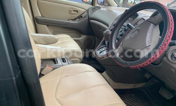 Gura Yakoze Toyota Harrier Black Imodoka i Kampala mu Uganda Gura Yakoze Toyota Harrier Black Imodoka i Kampala mu Uganda