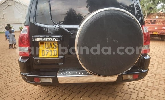 Gura Yakoze Mitsubishi Pajero Black Imodoka i Kampala mu Uganda Gura Yakoze Mitsubishi Pajero Black Imodoka i Kampala mu Uganda