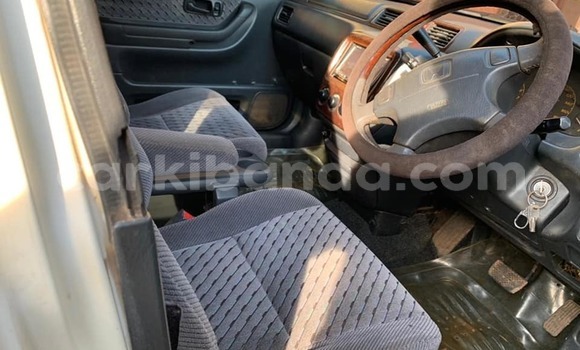 Gura Yakoze Honda CR–V White Imodoka i Kampala mu Uganda Gura Yakoze Honda CR–V White Imodoka i Kampala mu Uganda