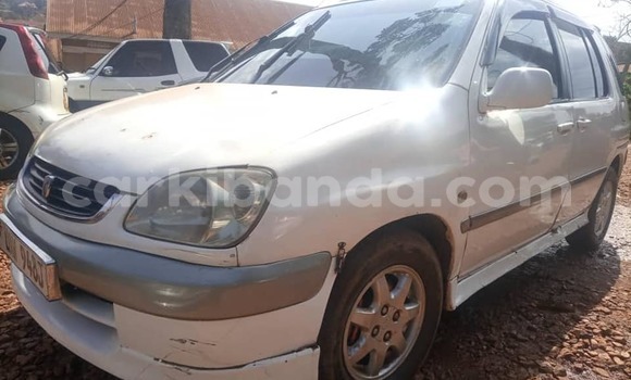 Gura Yakoze Toyota Raum White Imodoka i Kampala mu Uganda