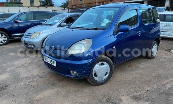 Gura Yakoze Toyota FunCargo Blue Imodoka i Kampala mu Uganda