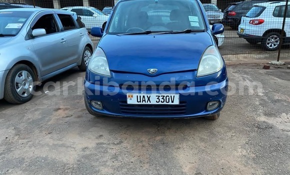 Acheter Occasion Voiture Toyota FunCargo Bleu à Kampala, Ouganda Acheter Occasion Voiture Toyota FunCargo Bleu à Kampala, Ouganda