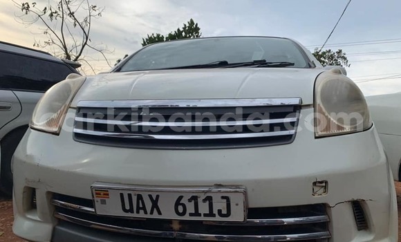 Gura Yakoze Nissan Note White Imodoka i Kampala mu Uganda