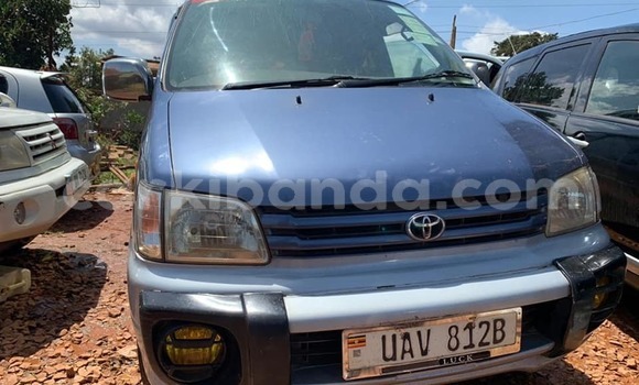 Gura Yakoze Toyota Noah Blue Imodoka i Kampala mu Uganda
