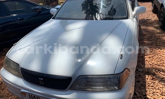 Gura Yakoze Toyota Mark II White Imodoka i Kampala mu Uganda