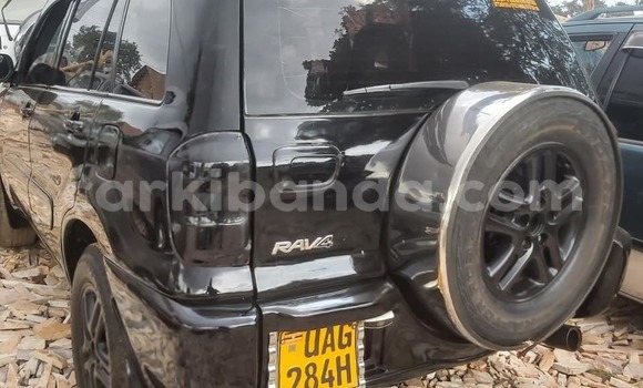 Gura Yakoze Toyota RAV4 Black Imodoka i Kampala mu Uganda Gura Yakoze Toyota RAV4 Black Imodoka i Kampala mu Uganda