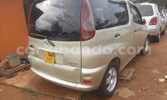 Gura Yakoze Toyota FunCargo Beige Imodoka i Kampala mu Uganda