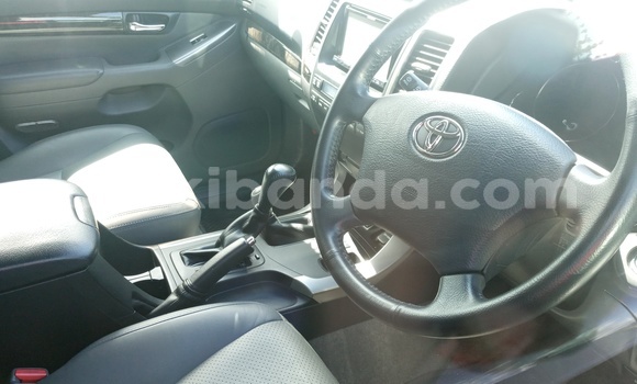 Acheter Import Voiture Toyota Land Cruiser Prado Blanc à Kampala, Ouganda Acheter Import Voiture Toyota Land Cruiser Prado Blanc à Kampala, Ouganda