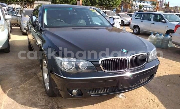 Gura Yakoze BMW 7-Series Silver Imodoka i Kampala mu Uganda