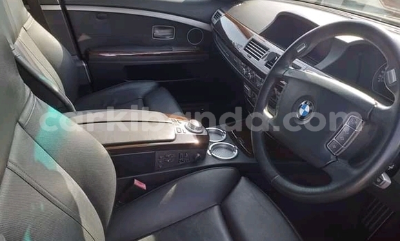 Gura Yakoze BMW 7-Series Silver Imodoka i Kampala mu Uganda Gura Yakoze BMW 7-Series Silver Imodoka i Kampala mu Uganda