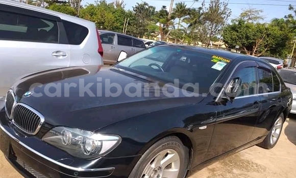 Gura Yakoze BMW 7-Series Silver Imodoka i Kampala mu Uganda Gura Yakoze BMW 7-Series Silver Imodoka i Kampala mu Uganda