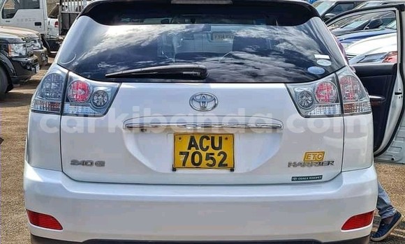 Gura Yakoze Toyota Harrier White Imodoka i Kampala mu Uganda Gura Yakoze Toyota Harrier White Imodoka i Kampala mu Uganda