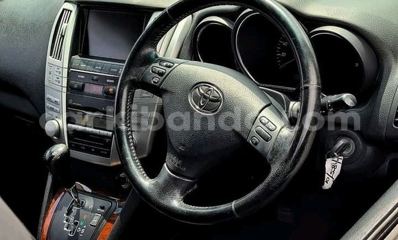 Gura Yakoze Toyota Harrier White Imodoka i Kampala mu Uganda Gura Yakoze Toyota Harrier White Imodoka i Kampala mu Uganda