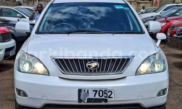 Gura Yakoze Toyota Harrier White Imodoka i Kampala mu Uganda Gura Yakoze Toyota Harrier White Imodoka i Kampala mu Uganda