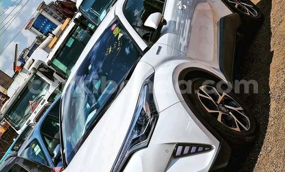 Nunua Ilio tumika Toyota C-HR Nyeupe Gari ndani ya Kampala nchini Uganda