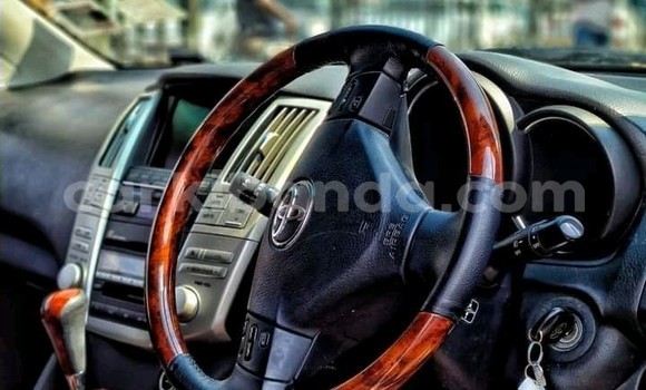 Gura Yakoze Toyota Harrier Silver Imodoka i Kampala mu Uganda Gura Yakoze Toyota Harrier Silver Imodoka i Kampala mu Uganda