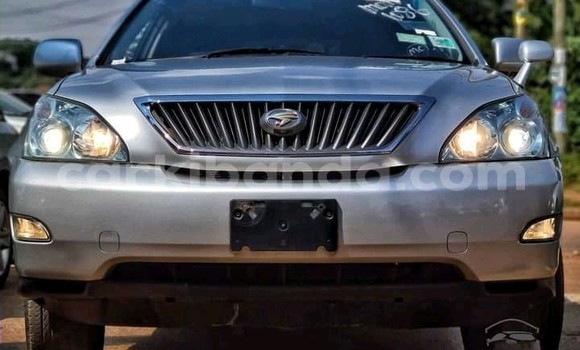 Gura Yakoze Toyota Harrier Silver Imodoka i Kampala mu Uganda Gura Yakoze Toyota Harrier Silver Imodoka i Kampala mu Uganda