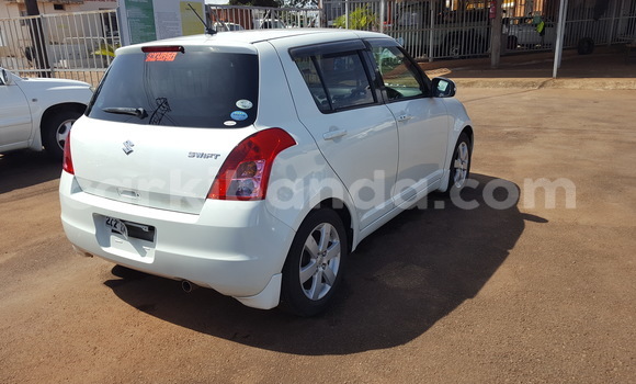 Acheter Import Voiture Suzuki Swift Blanc à Kampala, Ouganda Acheter Import Voiture Suzuki Swift Blanc à Kampala, Ouganda