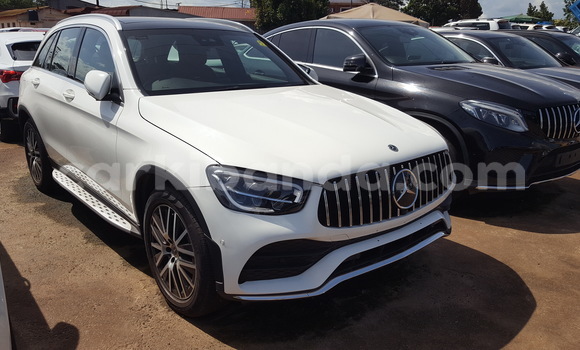 Nunua Imported Mercedes-Benz GLC 250D Nyeupe Gari ndani ya Kampala nchini Uganda