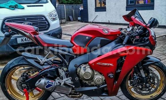 Gura Yakoze Honda CBR 1000 RR Red Bike i Kampala mu Uganda