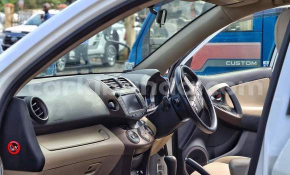 Nunua Ilio tumika Toyota Vanguard Nyeupe Gari ndani ya Kampala nchini Uganda Nunua Ilio tumika Toyota Vanguard Nyeupe Gari ndani ya Kampala nchini Uganda