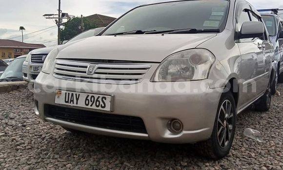 Gura Yakoze Toyota Raum Silver Imodoka i Kampala mu Uganda