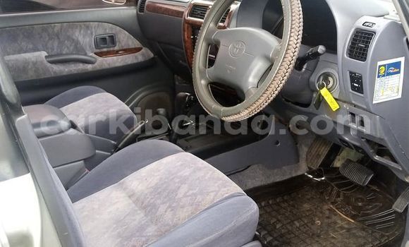 Gura Yakoze Toyota Land Cruiser Silver Imodoka i Kampala mu Uganda Gura Yakoze Toyota Land Cruiser Silver Imodoka i Kampala mu Uganda