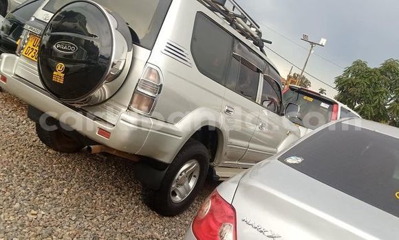Gura Yakoze Toyota Land Cruiser Silver Imodoka i Kampala mu Uganda Gura Yakoze Toyota Land Cruiser Silver Imodoka i Kampala mu Uganda