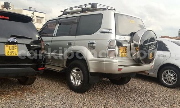 Gura Yakoze Toyota Land Cruiser Silver Imodoka i Kampala mu Uganda Gura Yakoze Toyota Land Cruiser Silver Imodoka i Kampala mu Uganda