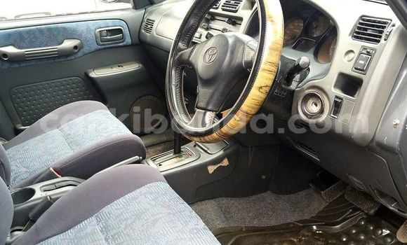 Gura Yakoze Toyota RAV4 Green Imodoka i Kampala mu Uganda Gura Yakoze Toyota RAV4 Green Imodoka i Kampala mu Uganda