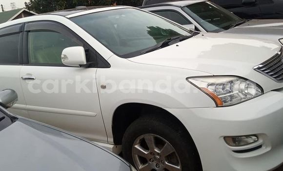Nunua Ilio tumika Toyota Harrier Nyeupe Gari ndani ya Kampala nchini Uganda