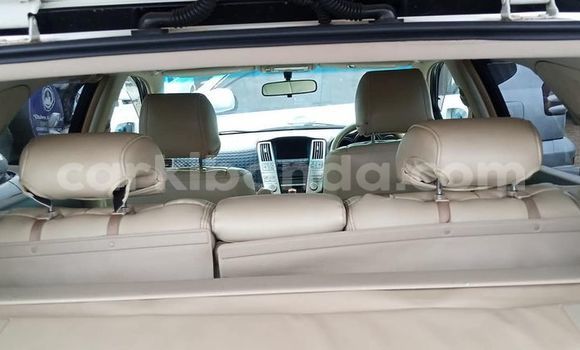 Gura Yakoze Toyota Harrier White Imodoka i Kampala mu Uganda Gura Yakoze Toyota Harrier White Imodoka i Kampala mu Uganda