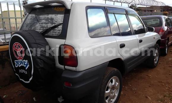 Gura Yakoze Toyota RAV4 White Imodoka i Kampala mu Uganda Gura Yakoze Toyota RAV4 White Imodoka i Kampala mu Uganda