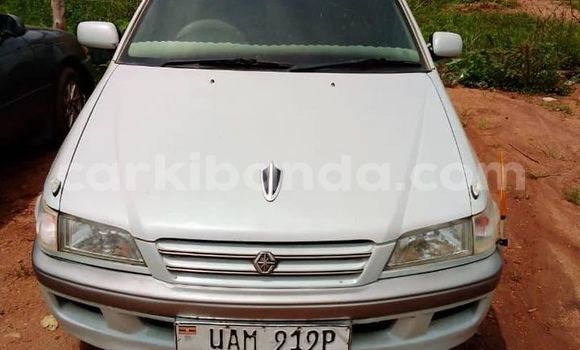 Gura Yakoze Toyota Premio White Imodoka i Kampala mu Uganda