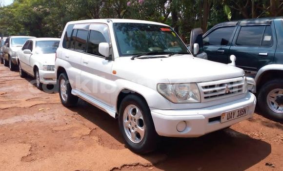 Gura Yakoze Mitsubishi Pajero White Imodoka i Kampala mu Uganda