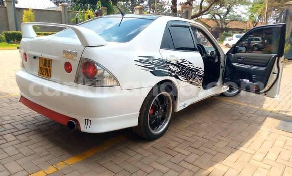 Gura Yakoze Toyota Altezza White Imodoka i Kampala mu Uganda