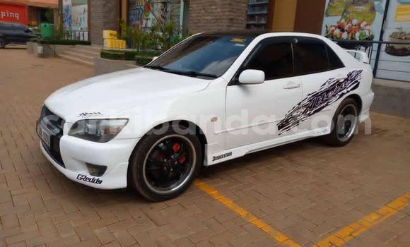 Gura Yakoze Toyota Altezza White Imodoka i Kampala mu Uganda Gura Yakoze Toyota Altezza White Imodoka i Kampala mu Uganda