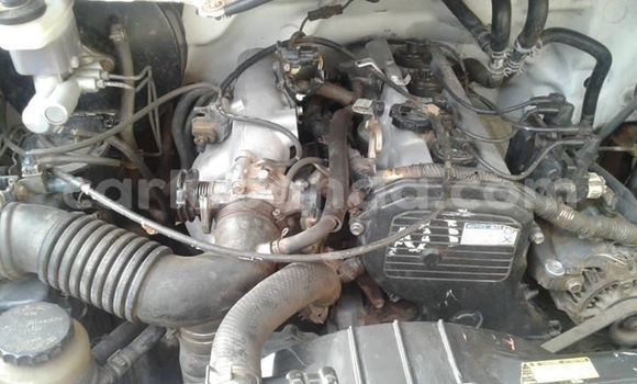 Nunua Ilio tumika Toyota Noah Nyeupe Gari ndani ya Kampala nchini Uganda Nunua Ilio tumika Toyota Noah Nyeupe Gari ndani ya Kampala nchini Uganda