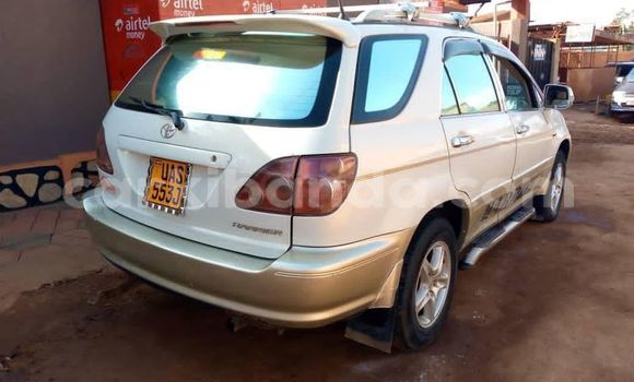 Gura Yakoze Toyota Harrier White Imodoka i Kampala mu Uganda Gura Yakoze Toyota Harrier White Imodoka i Kampala mu Uganda