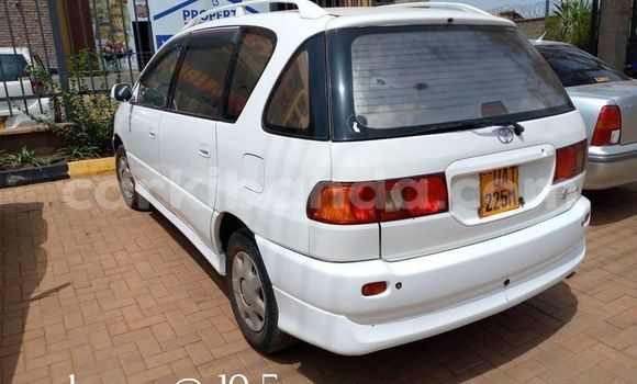 Nunua Ilio tumika Toyota Ipsum Nyeupe Gari ndani ya Kampala nchini Uganda
