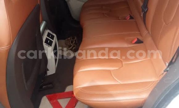 Gura Yakoze Land Rover Range Rover Evoque White Imodoka i Kampala mu Uganda Gura Yakoze Land Rover Range Rover Evoque White Imodoka i Kampala mu Uganda