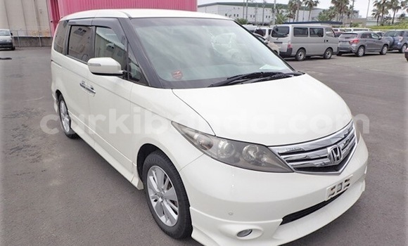Gura Yakoze Honda Elysion White Imodoka i Kampala mu Uganda Gura Yakoze Honda Elysion White Imodoka i Kampala mu Uganda